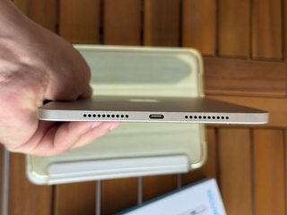 iPad mini 6 con funda, lápiz y cargador