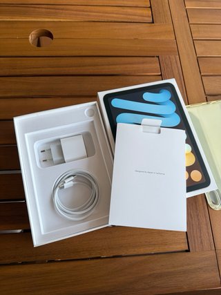 iPad mini 6 con funda, lápiz y cargador