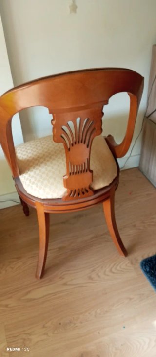 2 Sillas de madera estilo clásico