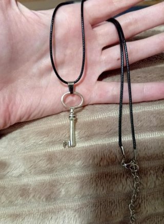 Collar con colgante de llave