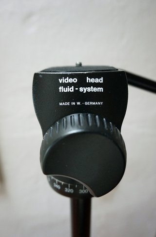 Trípode para video con cabezal de fluido
