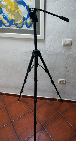 Trípode para video con cabezal de fluido