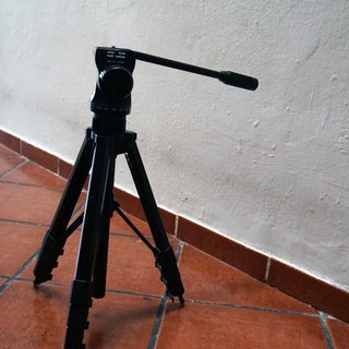 Trípode para video con cabezal de fluido