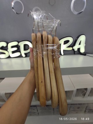 Perchas de madera con gancho metálico