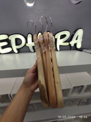 Perchas de madera con gancho metálico