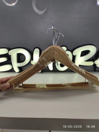 Perchas de madera con gancho metálico