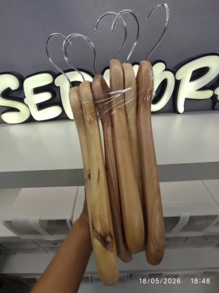 Perchas de madera con gancho metálico