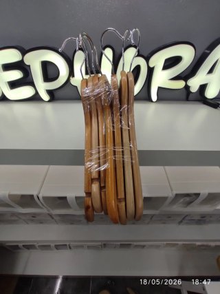 Perchas de madera con gancho metálico