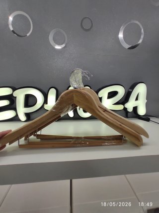 Perchas de madera con gancho metálico