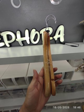 Perchas de madera con gancho metálico