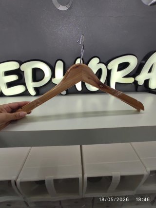 Perchas de madera con gancho metálico