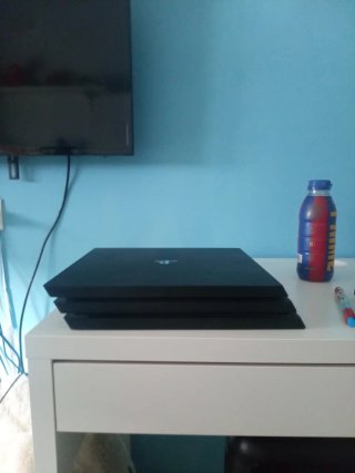 PS4 Pro Negra con cables y cuentas
