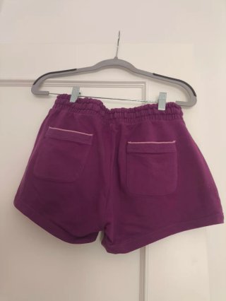 Pantalón corto deportivo morado