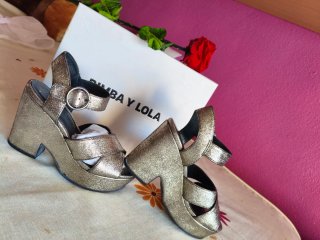 Sandalias de tacon de mujer . BIMBA Y LOLA.