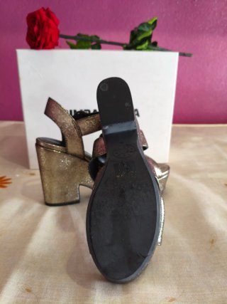 Sandalias de tacon de mujer . BIMBA Y LOLA.