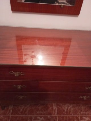 Cómoda antigua de madera y cristal