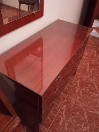 Cómoda antigua de madera y cristal