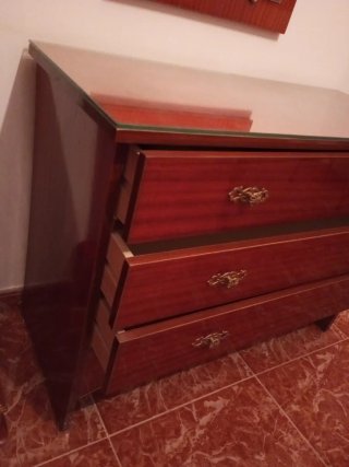 Cómoda antigua de madera y cristal