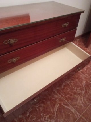 Cómoda antigua de madera y cristal