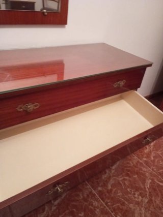 Cómoda antigua de madera y cristal