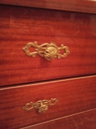 Cómoda antigua de madera y cristal