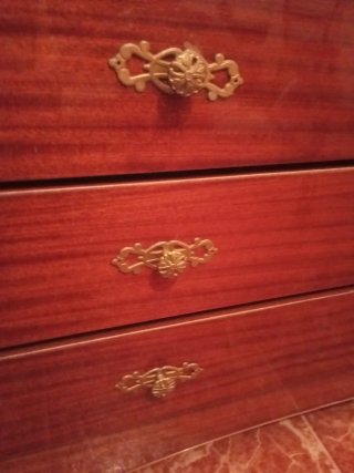 Cómoda antigua de madera y cristal