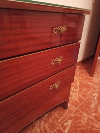 Cómoda antigua de madera y cristal