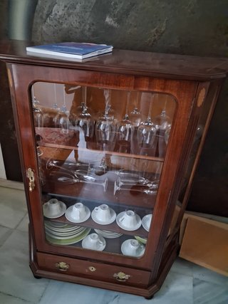 Mueble Vajillero Raíz Madera y Cristal