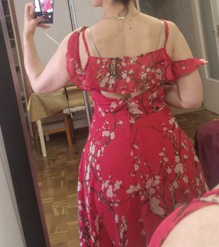 Vestido de verano rojo con flores blancas