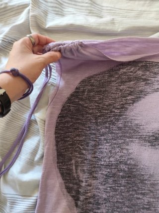 Camiseta lila con estampado de rostro