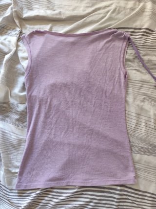 Camiseta lila con estampado de rostro