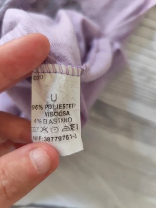 Camiseta lila con estampado de rostro