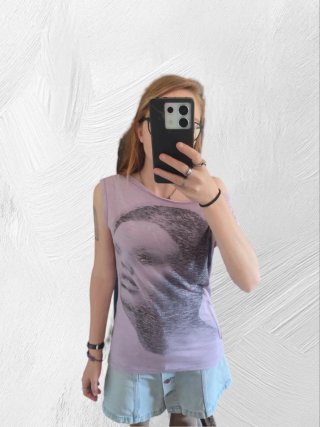 Camiseta lila con estampado de rostro