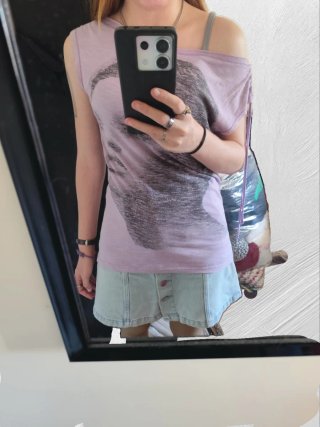 Camiseta lila con estampado de rostro