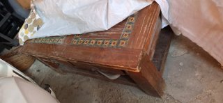 Mesa de madera con detalles cerámicos, mexicano