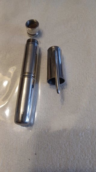 Estuche porta cigarros bolígrafo plateado