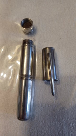 Estuche porta cigarros bolígrafo plateado