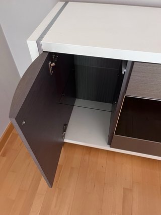 Mueble de salón blanco y gris