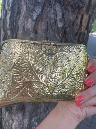 Bolso de mano dorado para eventos