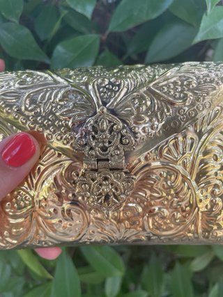 Bolso de mano dorado para eventos