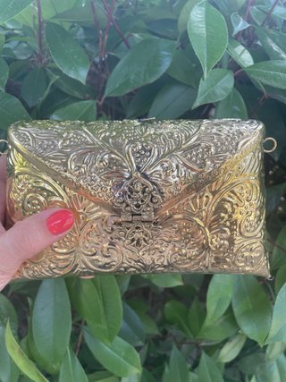 Bolso de mano dorado para eventos