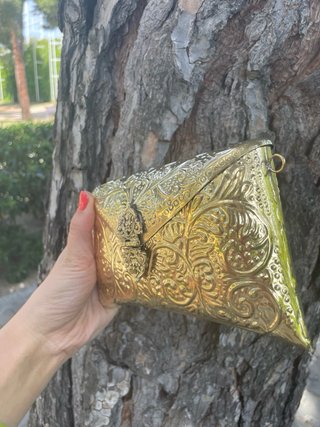 Bolso de mano dorado para eventos