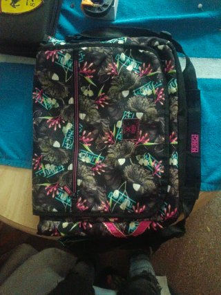 Mochila portátil negra con detalles rosas