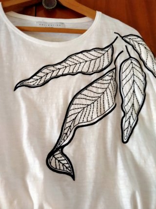 Conjunto Mujer: Camiseta Blanca y Shorts Vaqueros