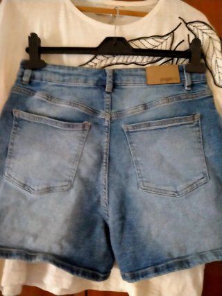 Conjunto Mujer: Camiseta Blanca y Shorts Vaqueros