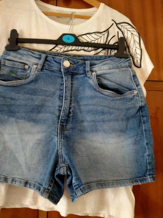 Conjunto Mujer: Camiseta Blanca y Shorts Vaqueros
