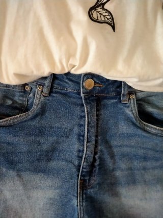 Conjunto Mujer: Camiseta Blanca y Shorts Vaqueros
