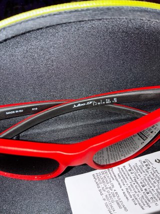 Gafas de sol infantiles rojas y negras
