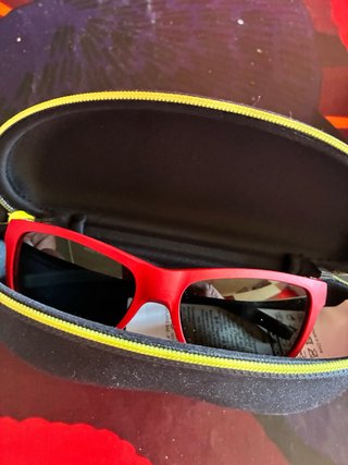 Gafas de sol infantiles rojas y negras