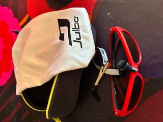 Gafas de sol infantiles rojas y negras